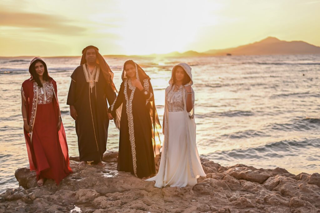 Семья на фотосессии семейные фото в Шарме на пляже.