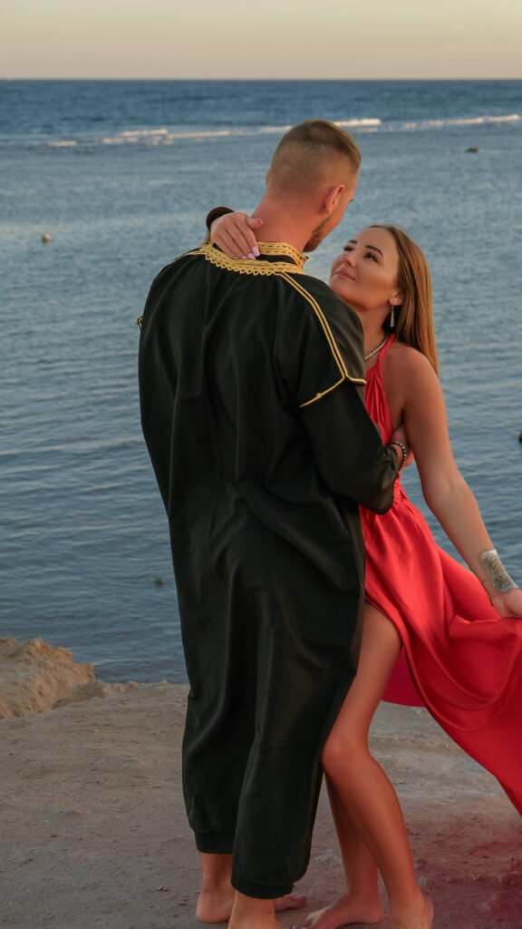 زوجان يتألقان في تصوير الشواطئ في شرم الشيخ على البحر عند الغروب.