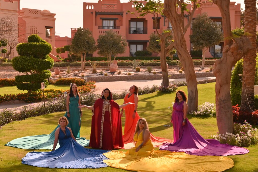 Семья на фотосессии семейные фото в платье в Шарм-эль-Шейхе.
Почему семейные фото с летящим платьем?
Пляжи Шарм-эль-Шейха создают сказочную атмосферу. Летящие платья добавляют элегантности, а наши фотографы запечатлеют радость вашей семьи. От ярких закатов до песчаных дюн — мы создаём незабываемые кадры для всех возрастов.
Пакеты фотосессий
Мини (€150): 30 минут, 1 образ, 10 ретушированных фото, 20 цветокорректированных.
Для пар (€250): 1 час, 2 образа, 20 ретушированных фото, 30 цветокорректированных.
Семейный (€380): 1,5 часа, 4 образа, 40 ретушированных фото, 50 цветокорректированных, бесплатный трансфер.
Забронируйте на Sharm Photographer.
Что ожидать
Советы по позам: Помощь в создании естественных семейных кадров.
Локации: Пляжи или курорты для ярких снимков.
Быстрая доставка: Превью за 48 часов, полный альбом вскоре после.
Советы для фотосессии
Время: Закат для тёплого света.
Одежда: Летящие платья и яркие образы для детей.
Подготовка: Принесите игрушки для детей.
Часто задаваемые вопросы
Когда лучше делать семейную фотосессию? На закате для мягкого света.
Какая одежда подходит? Летящие платья и яркие образы.
Как быстро будут готовы фото? Превью за 48 часов.
Включён ли трансфер? Да, для семейного пакета.
Забронируйте семейную фотосессию
Создайте воспоминания с семейные фото с летящим платьем. Забронируйте на Sharm Photographer!