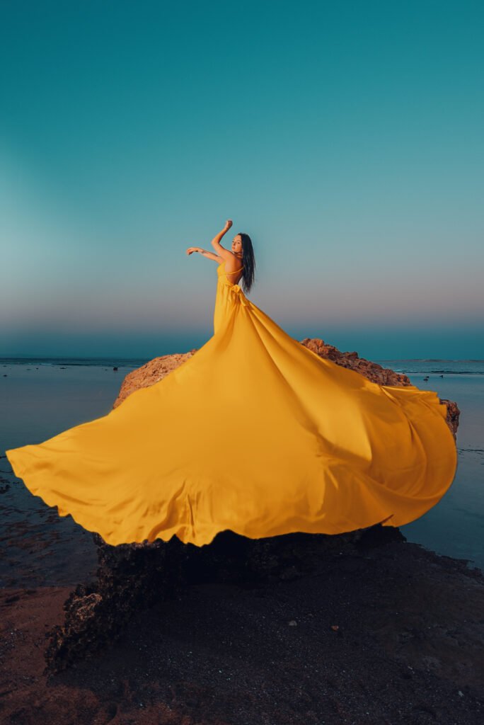 جلسة تصوير فوتوغرافي شرم الشيخ بفستان طائر ملون مع شرم فوتوغرافر