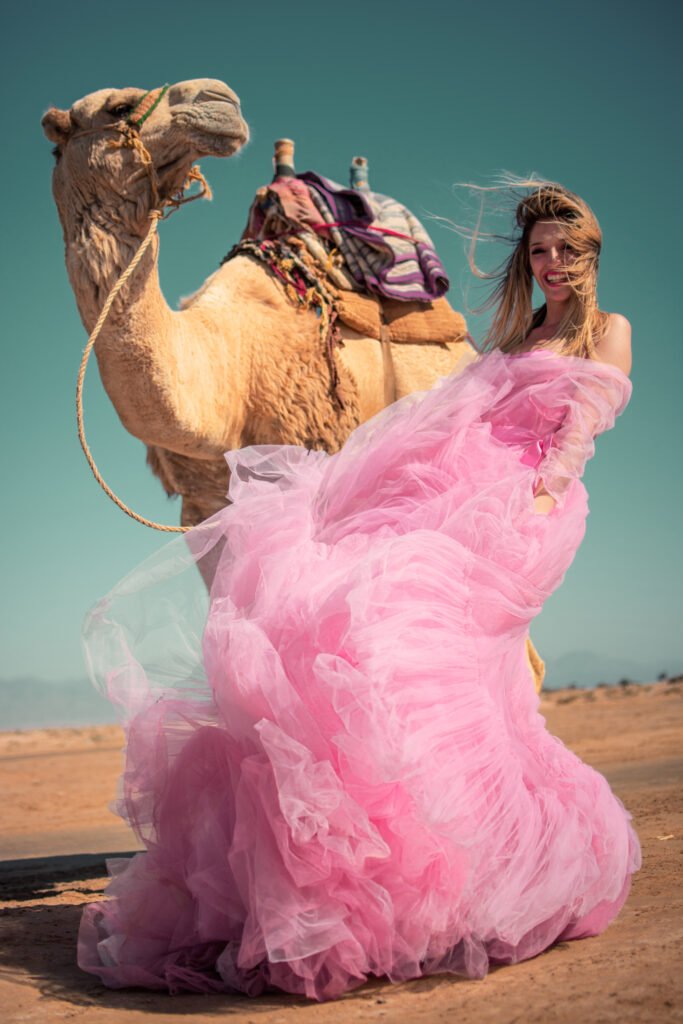 Семья на фоне мангров во время фотосессии в заповеднике Набк в Шарм-эль-Шейхе на закате.