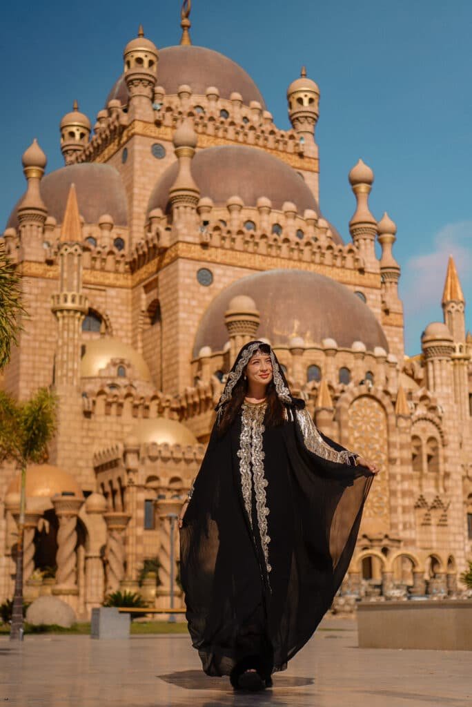 Пара на базаре во время фотосессии в Старом рынке Шарм-эль-Шейха вечером.