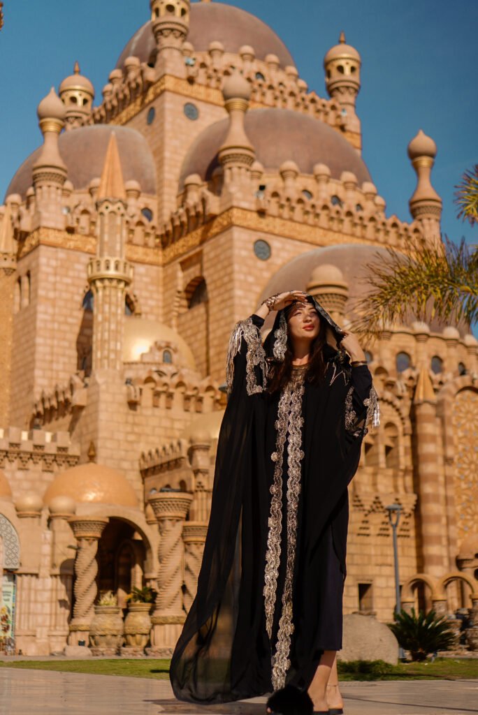 Пара на базаре во время фотосессии в Старом рынке Шарм на закате.