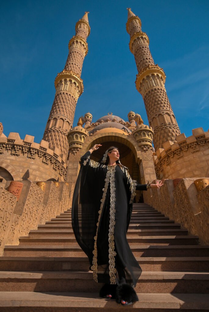 Женщина в платке во время фотосессии у мечети Аль-Сахаба в Шарме.
