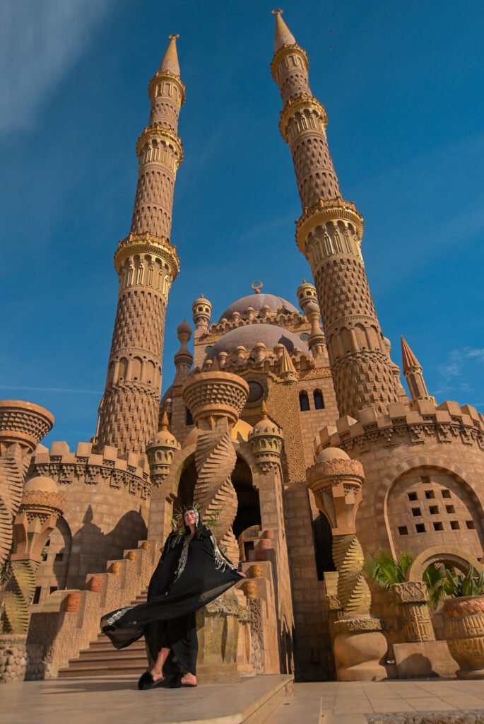 Женщина в платке во время фотосессии у мечети Аль-Сахаба Шарм ночью.